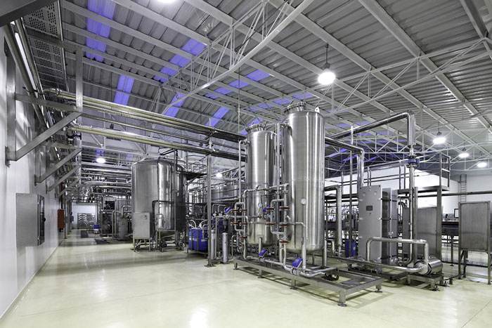 嘉兴工厂内的电缆由于没有桥架盖板的原因，长期暴露在外是否对电缆有影响？如何解决